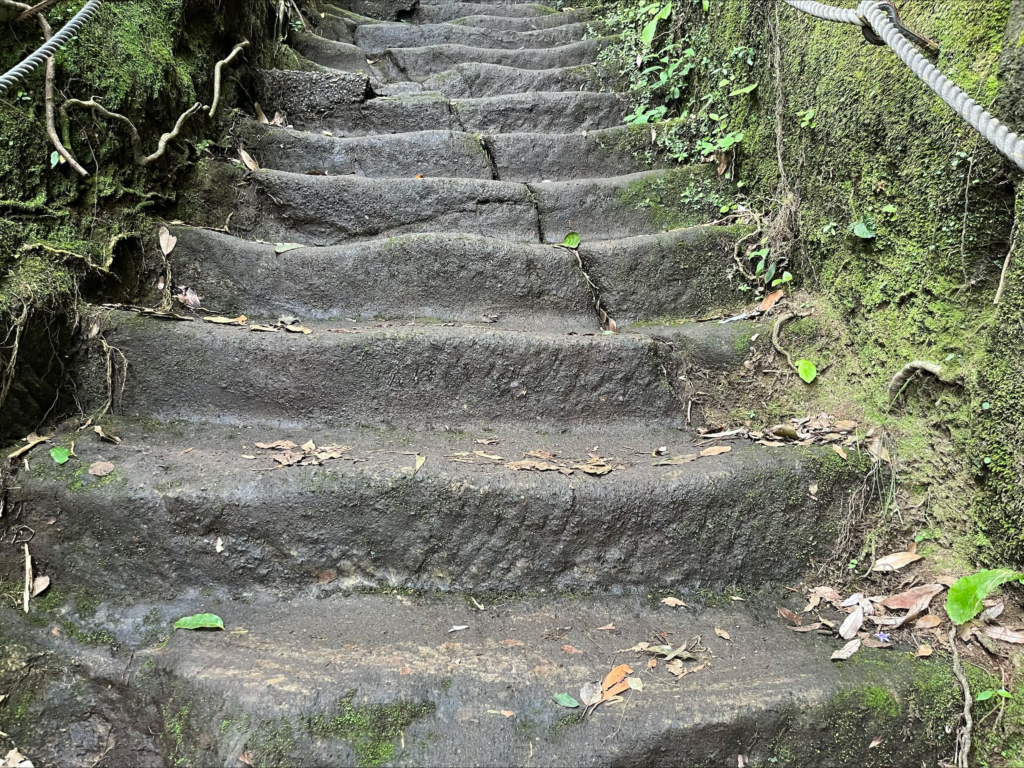 鋸山の400段ある階段