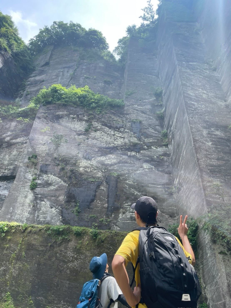 鋸山のラピュタの壁を見上げる