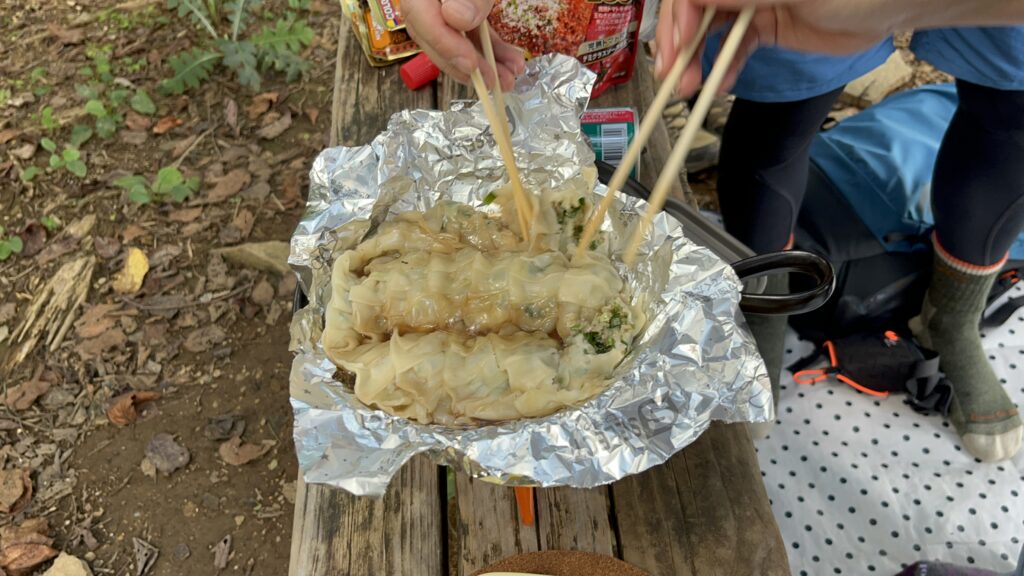棒ノ折山山頂で登山初心者が登山飯として餃子を作ってみました。水餃子にしましたが、焼き餃子にしたければ冷凍餃子もオススメします。詳しくはblogに記載しているのでご覧ください。