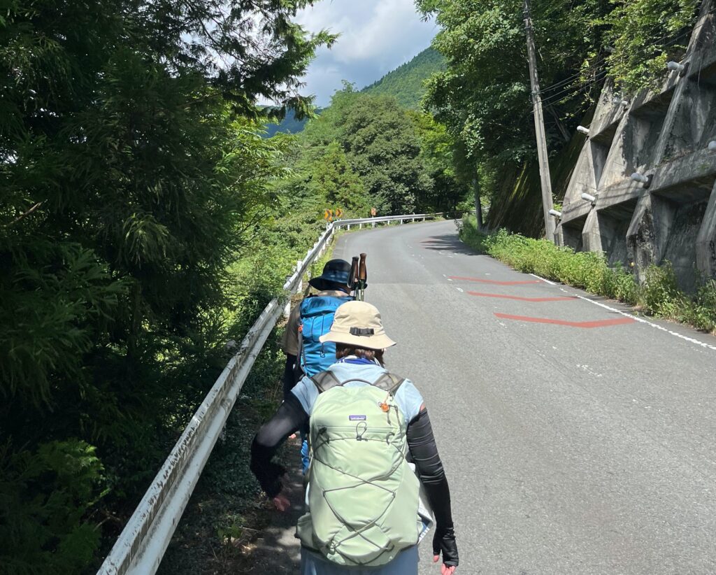棒ノ折山のはじめの坂。舗装された道路を延々と歩きます。